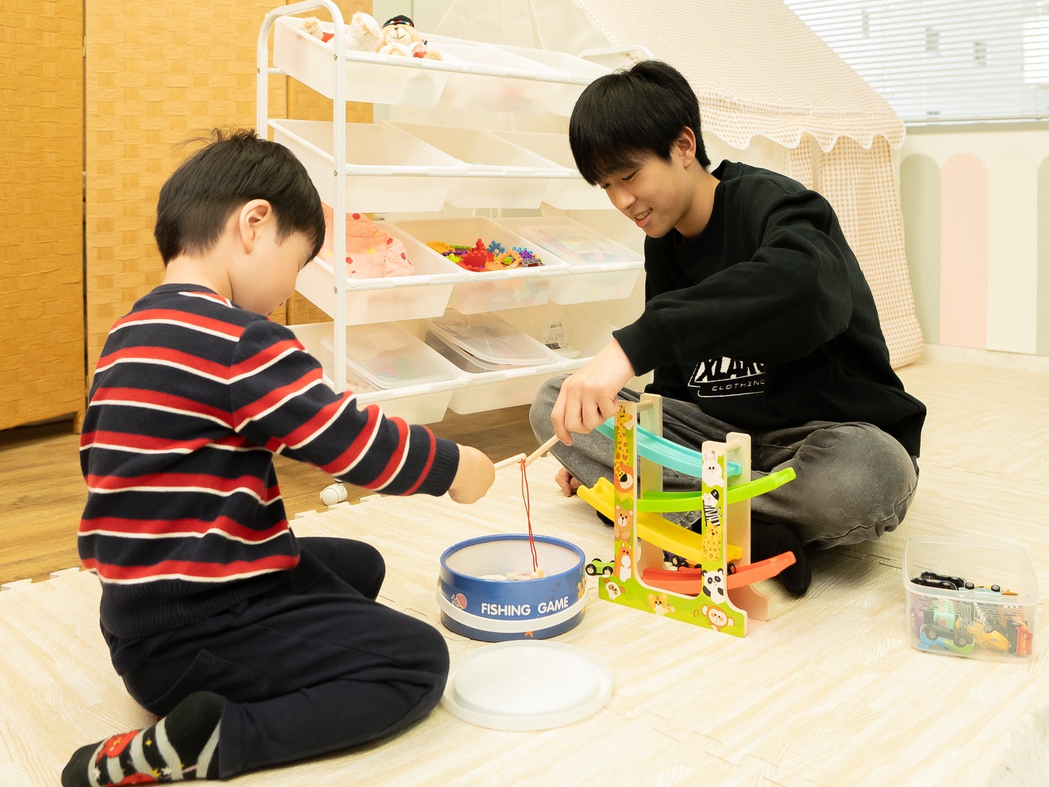 スタッフと子どもが遊ぶようす